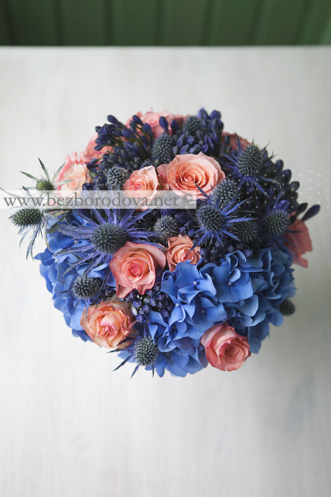 Свадебный букет из персиковых роз с синей гортензией и чертополохом