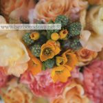 Оранжевый свадебный букет из роз, гвоздики и гладиолусов с ежевикой