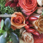 Свадебный букет из коралловых роз с суккулентами и перцами