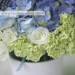 Свадебный букет из голубой гортензии, белых роз и зеленой гвоздики с синими ягодами