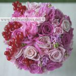 Свадебный букет из розовых роз и гиацинтов с ягодами красной смородины