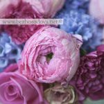 Свадебный букет из розовых ранункулюсов и голубых гиацинтов с розовыми и кофейными розами