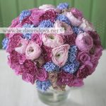 Свадебный букет из розовых ранункулюсов и голубых гиацинтов с розовыми и кофейными розами