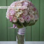 Розовый свадебный букет из роз и эустомы