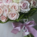 Розовый свадебный букет из роз и эустомы