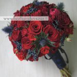 Свадебный букет из красных роз с синими ягодами и чертополохом
