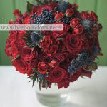 Свадебный букет из красных роз с синими ягодами и чертополохом