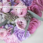 Розовый букет невесты из роз, ранункулюсов и гиацинтов с эскалиптом и сиреневой гвоздикой