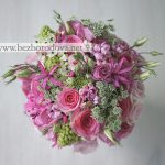 Розовый свадебный букет из пионовидных роз и эустомы с зеленым орнитогалумом