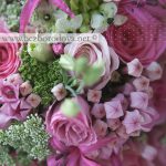 Розовый свадебный букет из пионовидных роз и эустомы с зеленым орнитогалумом