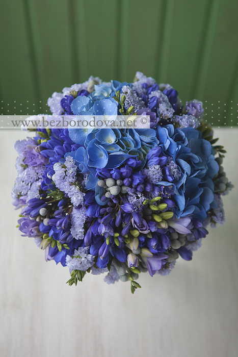 Свадебный букет из голубой гортензии и синих агапантусов с сиреневой  фрезией и серой брунией | Евгения Безбородова