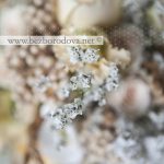 Кремовый свадебный букет из пионовидных роз, эустомы и статицы с ягодами перечного дерева