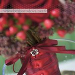 Красно-розовый свадебный букет из роз и гиацинтов с ягодами