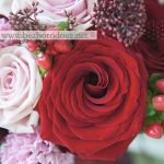 Красно-розовый свадебный букет из роз и гиацинтов с ягодами