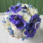 Свадебный букет из кремовых и сиреневых роз с фиолетовыми анемонами и голубыми мускари