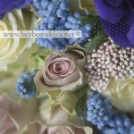 Свадебный букет из кремовых и сиреневых роз с фиолетовыми анемонами и голубыми мускари