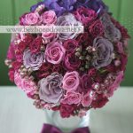 Малиновый букет из роз с фиолетовой гортензией.