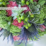 Зелено-розовый свадебный букет из гвоздики с суккулентами, ягодами и синим чертополохом