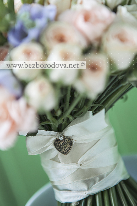 Кремовый свадебный букет из роз с сиреневой фрезией и дельфиниумом