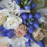 Белый свадебный букет из эустомы с синей гентианой и кремовой розой