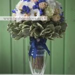 Белый свадебный букет из эустомы с синей гентианой и кремовой розой