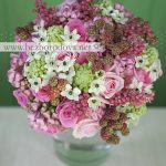 Розовый свадебный букет из роз и бовардии, с ягодами и зеленым орнитогалумом