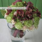Зеленый свадебный букет из гвоздики, вибурнума с коричневыми орхидеями и ягодами гиперикума