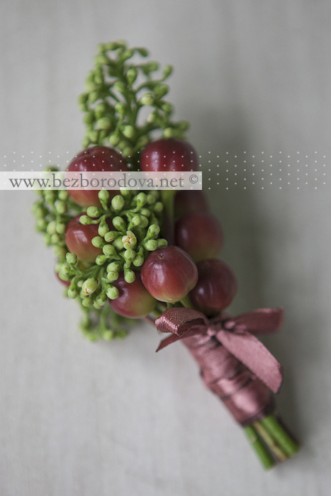 Зеленый свадебный букет из гвоздики, вибурнума с коричневыми орхидеями и ягодами гиперикума