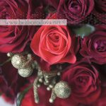 Красный букет из роз с кораллами и золотой брунией