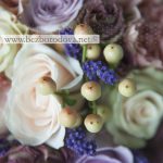 Свадебный букет из кремовых пионовидных роз, персиковой гвоздики с коричневой эустомой, ягодами и лавандой