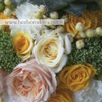 Желтый свадебный букет с суккулентами, ягодами и персиковыми пионовидными розами