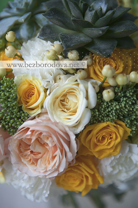 Желтый свадебный букет с суккулентами, ягодами и персиковыми пионовидными розами