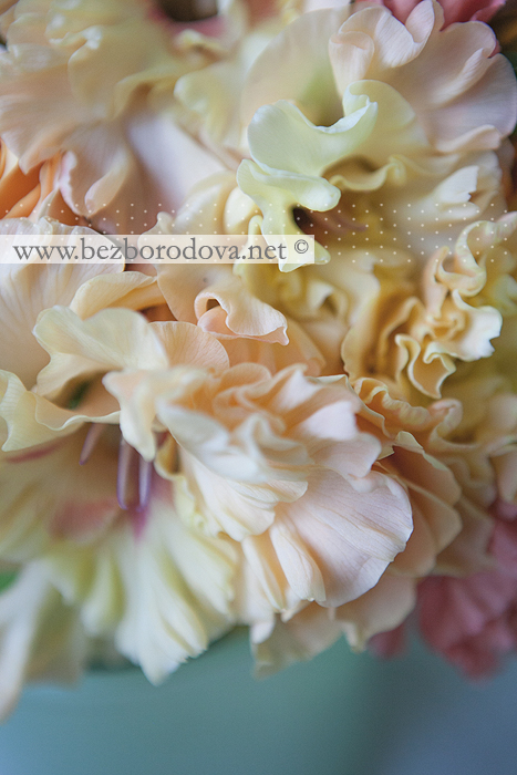 Оранжевый свадебный букет из гладиолусов и пионовидных роз