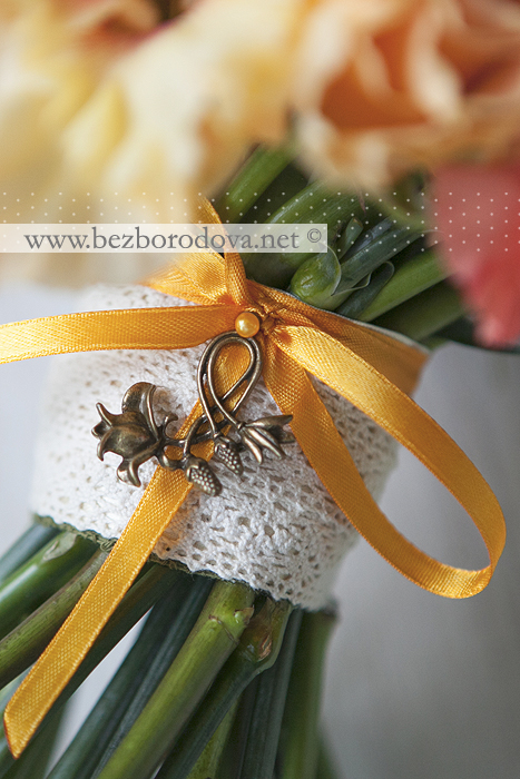 Оранжевый свадебный букет из гладиолусов и пионовидных роз