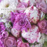 Розовый свадебный букет из пионов, георгинов и роз