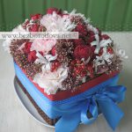 Букет-торт из пионовидных красных роз с розовыми гвоздиками и ягодами красной смородины