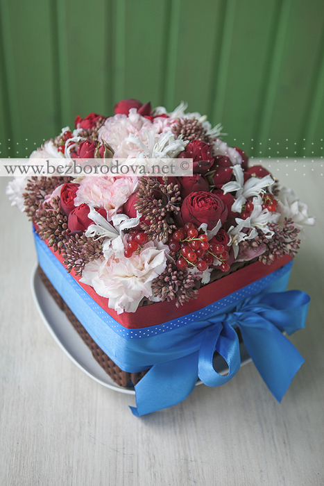 Букет-торт из пионовидных красных роз с розовыми гвоздиками и ягодами красной смородины