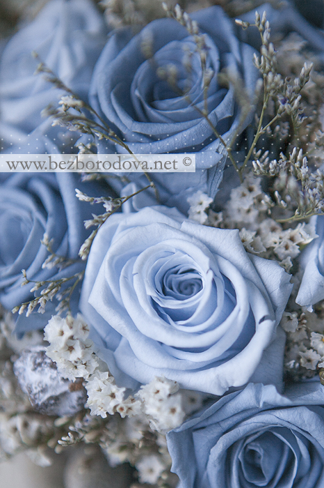 Голубой свадебный букет из роз с серой брунией 