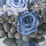 Голубой свадебный букет из роз с серой брунией