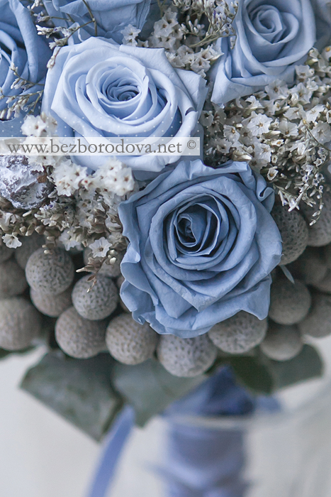 Голубой свадебный букет из роз с серой брунией 