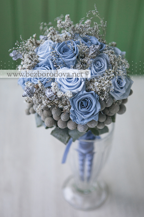 Голубой свадебный букет из роз с серой брунией