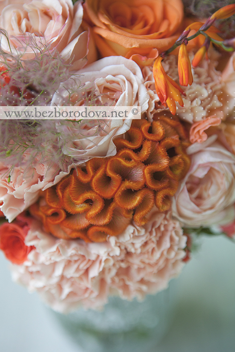 Персиковый свадебный букет из пионовидных роз с гладиолусами и крокосмией