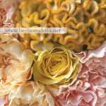 Желтый свадебный букет из калл, целозии, роз и персиковой гвоздики
