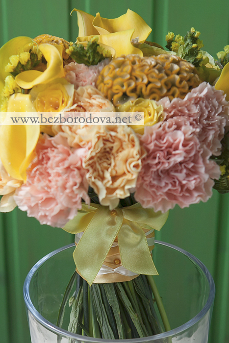 Желтый свадебный букет из калл, целозии, роз и персиковой гвоздики