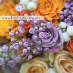 Свадебный букет из оранжевых и сиреневых роз с ягодами