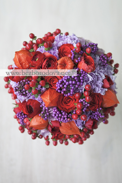 Осенний свадебный букет из красных ранункулюсов и роз с сиреневой гвоздикой и ягодами