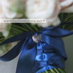 Персиковый свадебный букет из пионовидных роз с кремовыми кустовыми розами и синими агапантусами