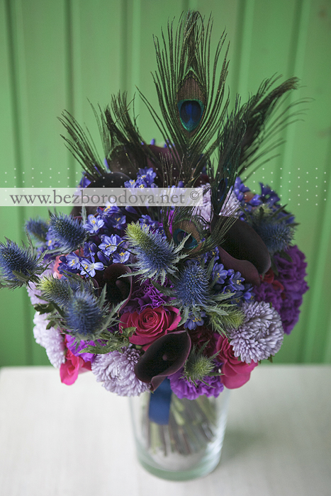 Свадебный букет с павлиньими перьями из бордовых кал с малиновыми розами и сиреневыми астрами