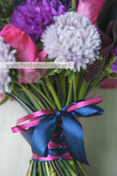 Свадебный букет с павлиньими перьями из бордовых кал с малиновыми розами и сиреневыми астрами