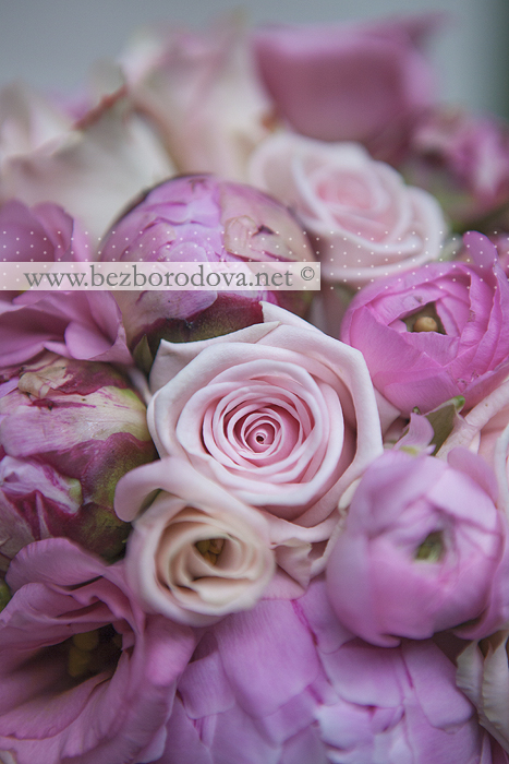 Розовый свадебный букет из роз, пионов и ранункулюсов